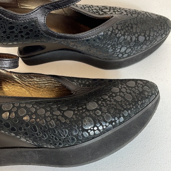 Jan Jansen Textured Suede Curved Heel Mary Jane Shoes - Picture 11 of 14